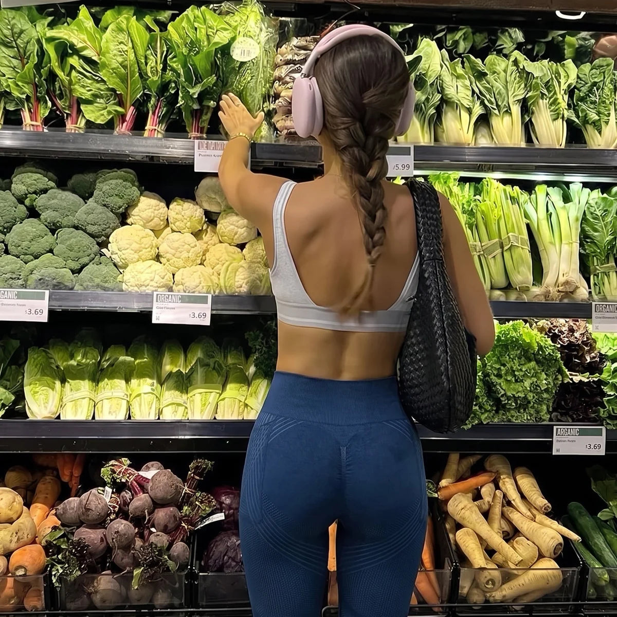 Femme en legging Nosenia bleu marine au marché